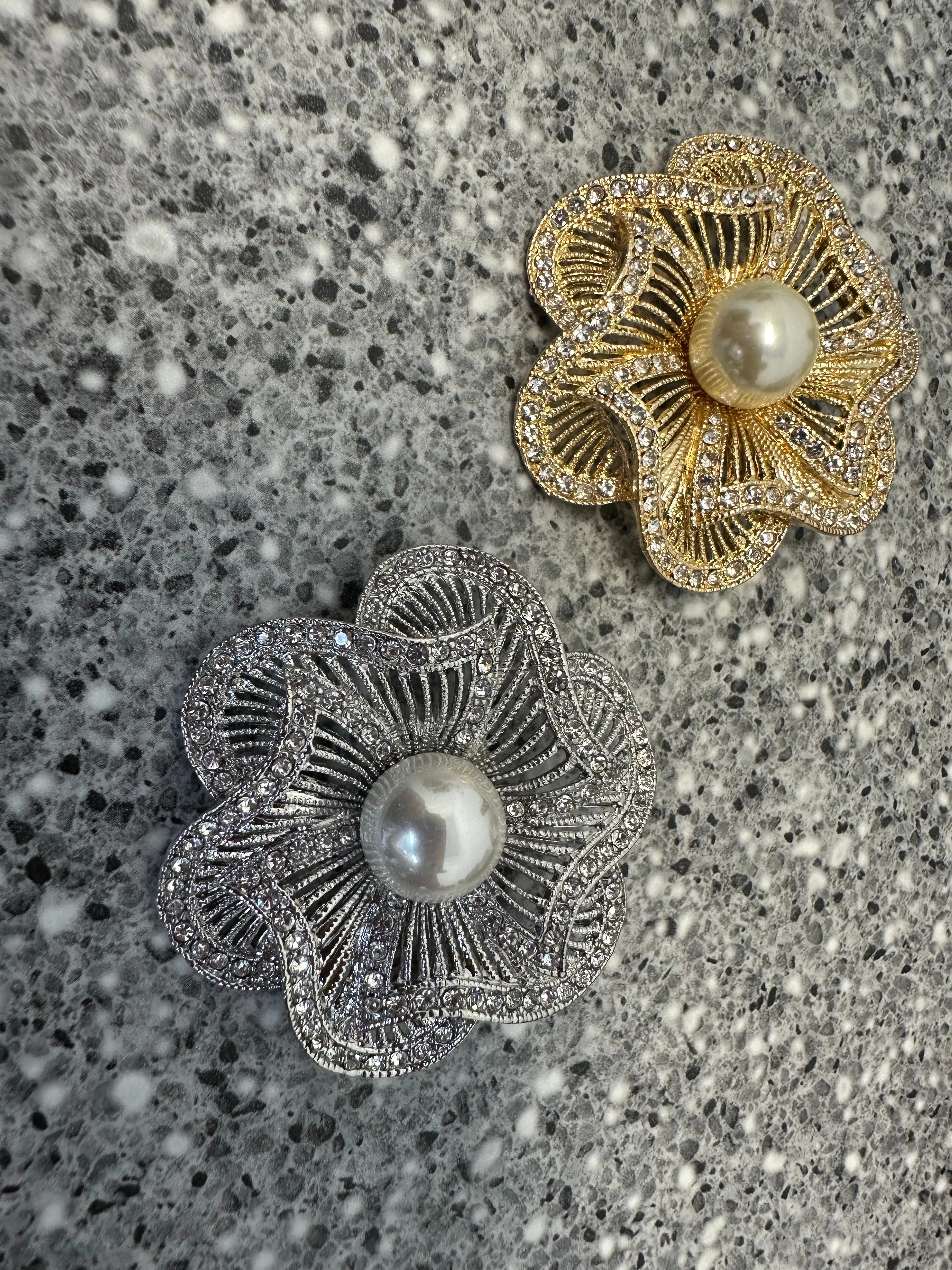 Flower with crystals & Pearl Pin